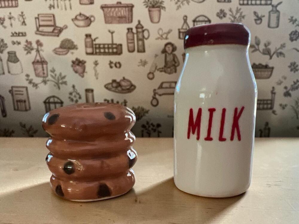 Cracker Barrel Milk And Cookies Salt And Pepper Shakers Holiday 2025 Christmas
